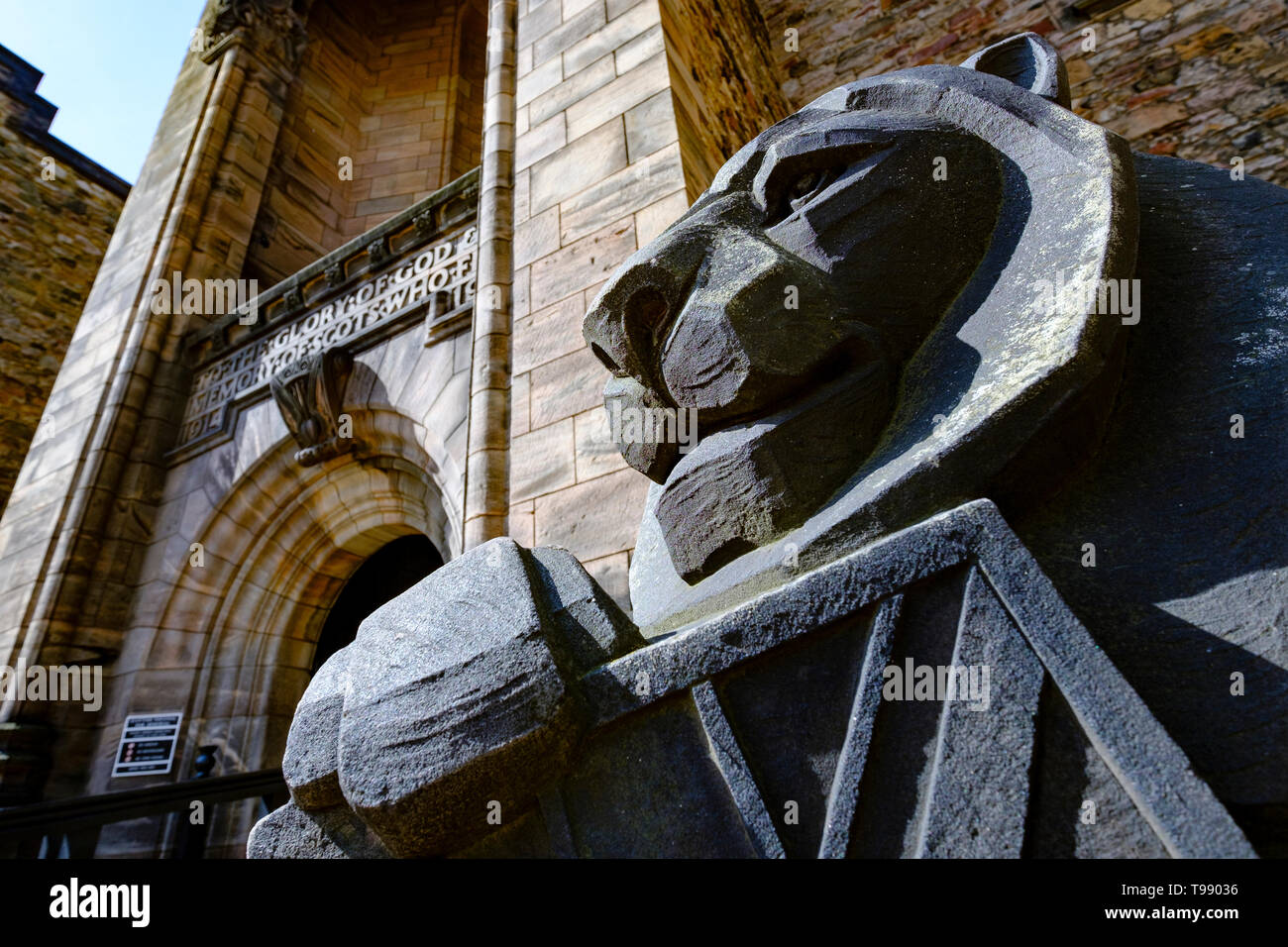 Leone di pietra in guardia al di fuori della Scottish National War Memorial nel Castello di Edimburgo, Scozia, Regno Unito Foto Stock