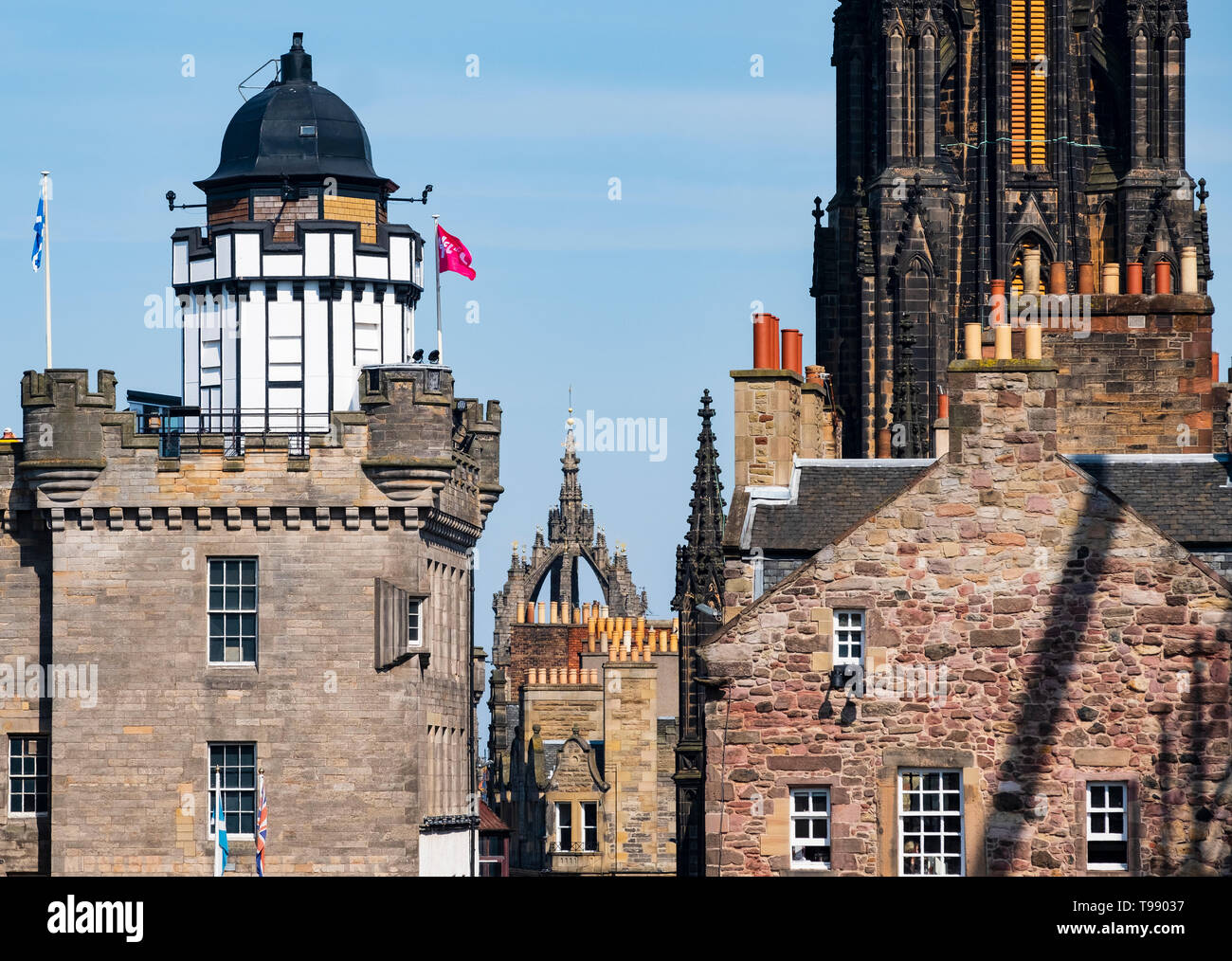 Vista di Edimburgo città vecchia edifici con Camera Obscura di sinistra e la Cattedrale di St Giles centro, Scotland, Regno Unito Foto Stock