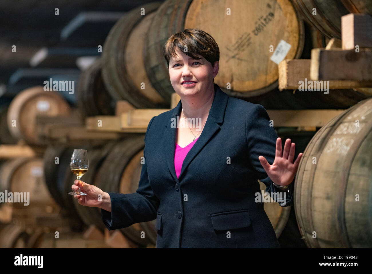 Ruth Davidson MSP elezione europea visita alla Distilleria Deanston, Scotland, Regno Unito . 15 Maggio 2019 Foto Stock