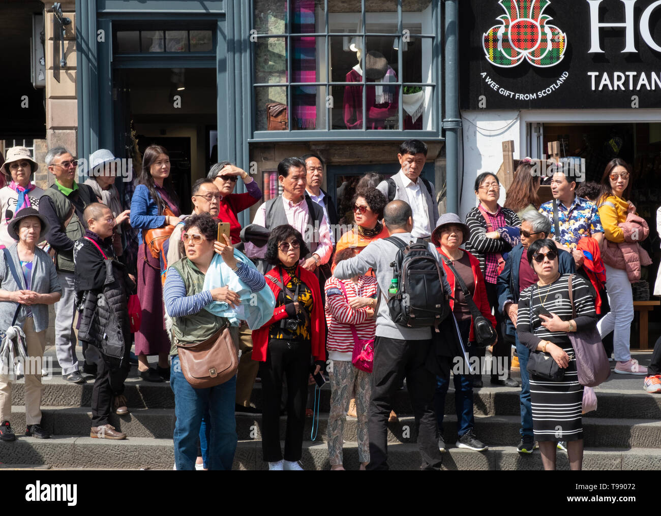Gruppo di tour della terraferma turisti cinesi sul Royal Mile di Edimburgo , in Scozia, Regno Unito Foto Stock