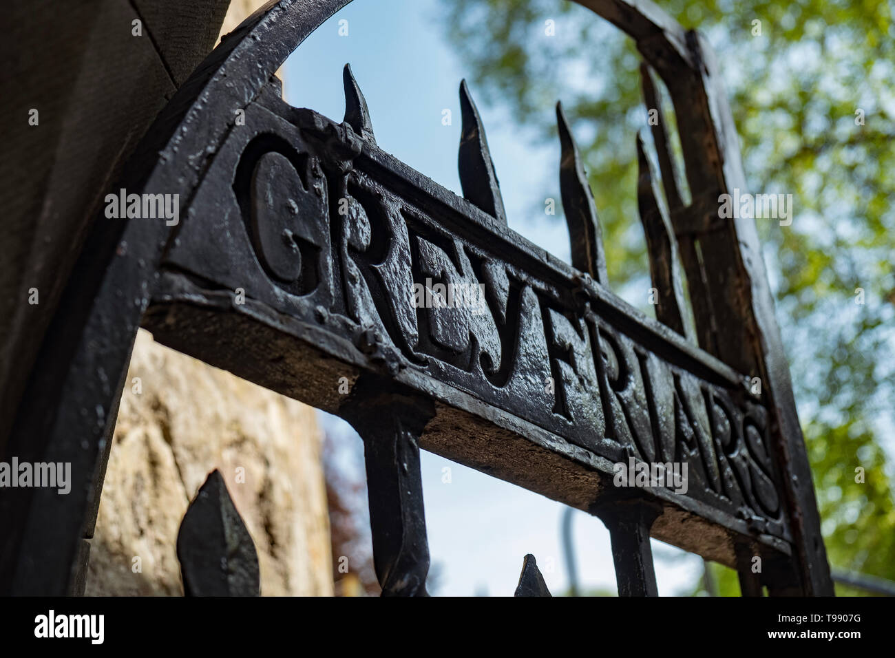 Cancelli ornati ad ingresso a Greyfriars sagrato in Edinburgh Old Town, Scotland, Regno Unito Foto Stock