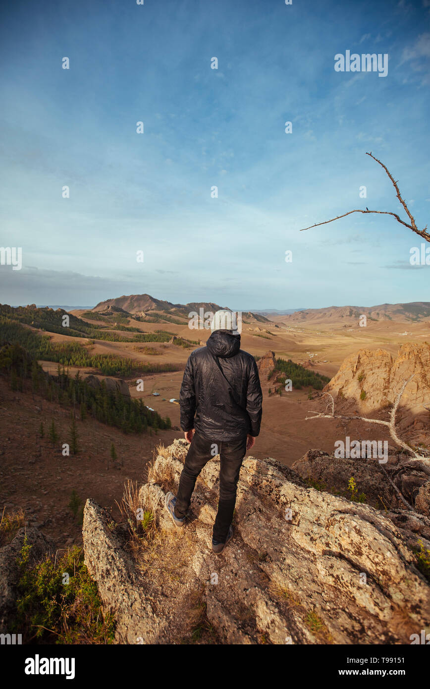 Uomo in piedi sulle rocce, mongola svizzera, deserto dei Gobi e Mongolia Foto Stock