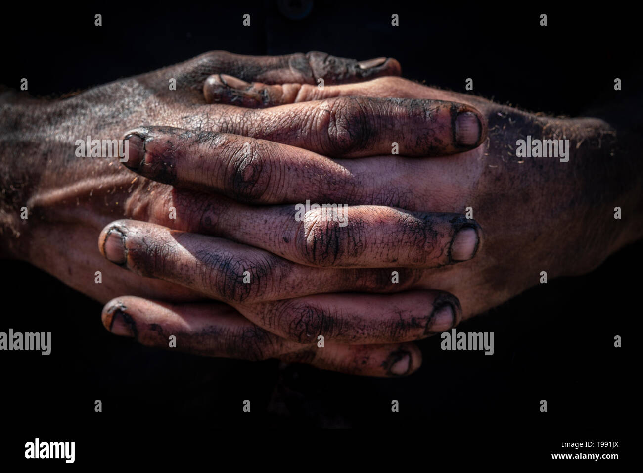 Le mani di un motore a vapore engineer . Foto Stock