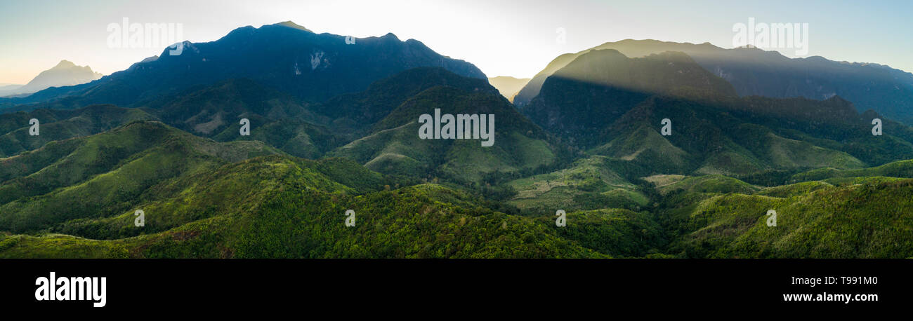 Il fiume Mekong e le montagne in Laos Foto Stock
