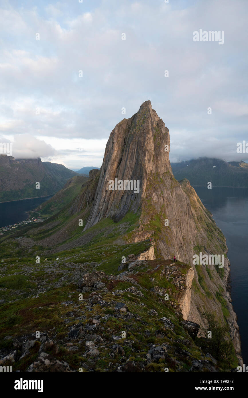 Segla montagna, Oyfjord, Mefjord, Senja, Norvegia Foto Stock