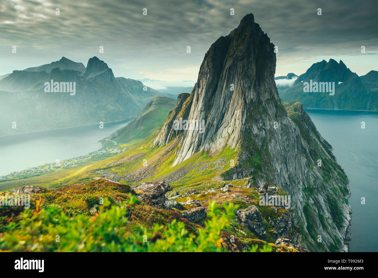 Segla montagna, Oyfjord, Mefjord, Senja, Norvegia Foto Stock