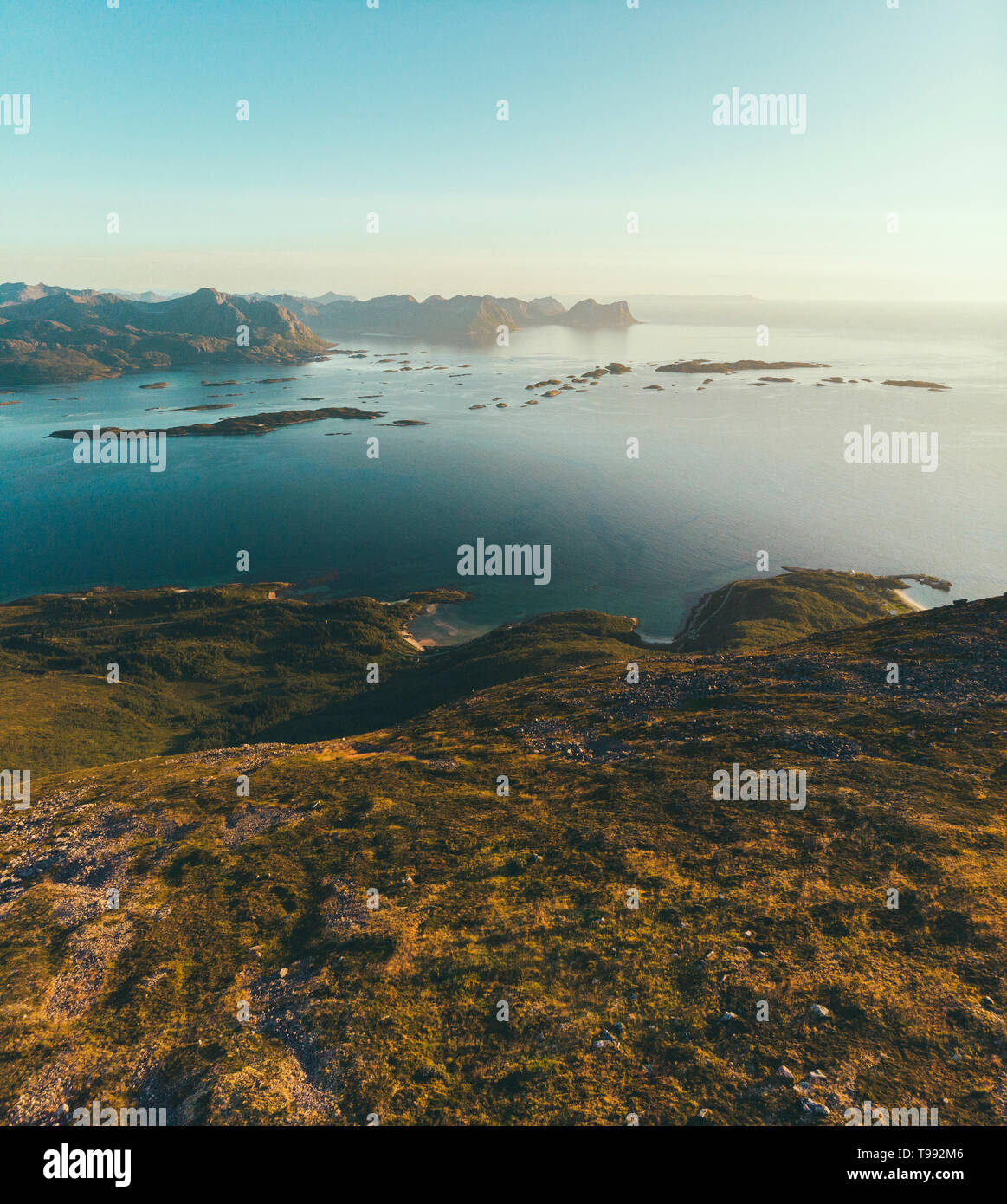 Midsummer escursione attraverso le montagne di Senja, Norvegia Foto Stock