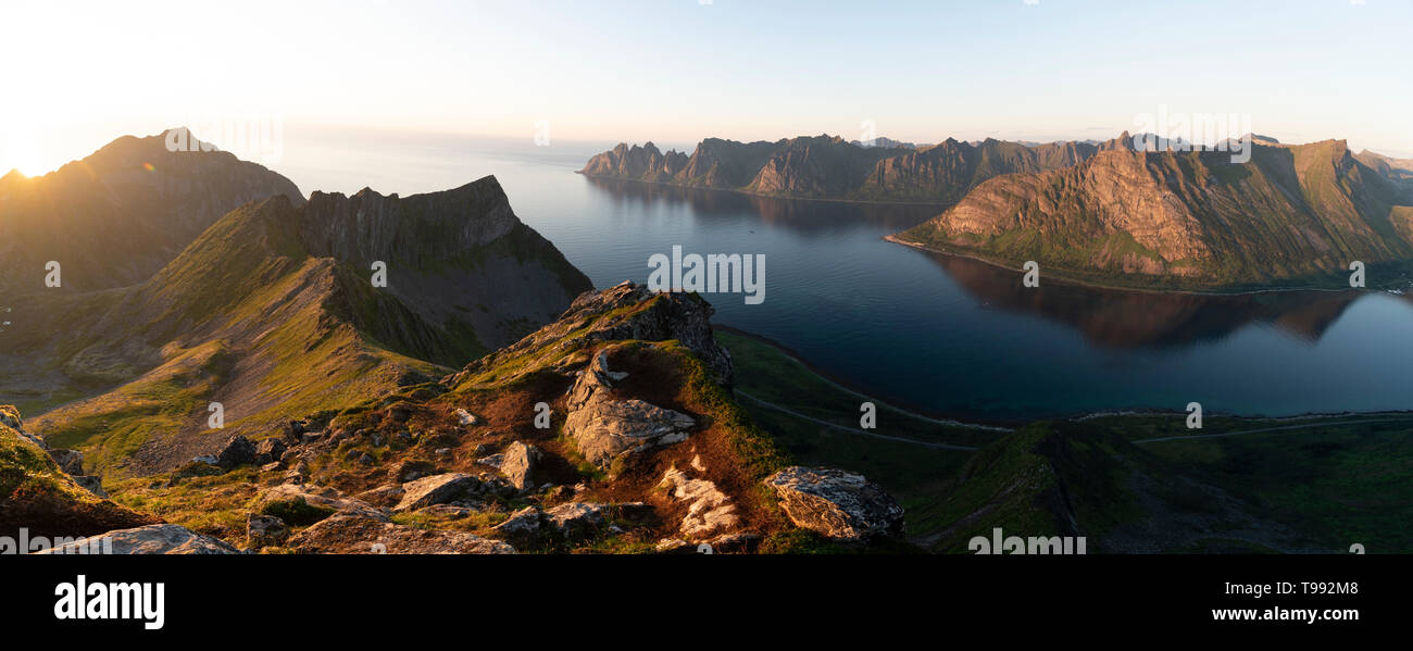 Midsummer escursione attraverso le montagne di Senja, Norvegia Foto Stock