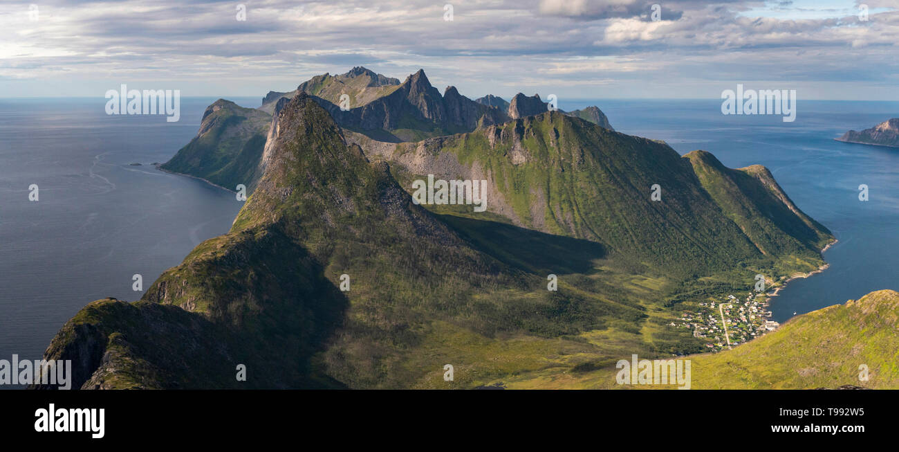 Midsummer escursione attraverso le montagne di Senja, Norvegia Foto Stock