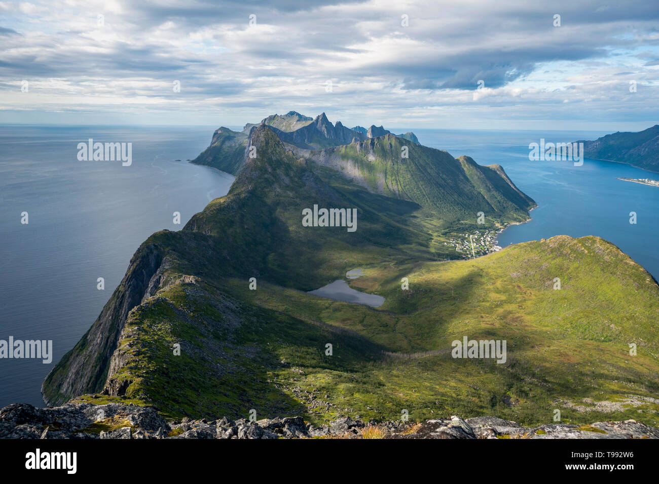 Midsummer escursione attraverso le montagne di Senja, Norvegia Foto Stock