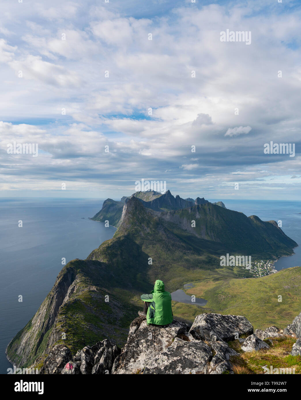 Midsummer escursione attraverso le montagne di Senja, Norvegia Foto Stock