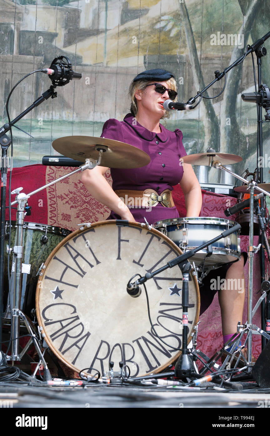 Cara Robinson eseguendo con HAT FITZ & CARA ROBINSON, all'Larmer Tree Festival, UK. Luglio 19, 2014 Foto Stock
