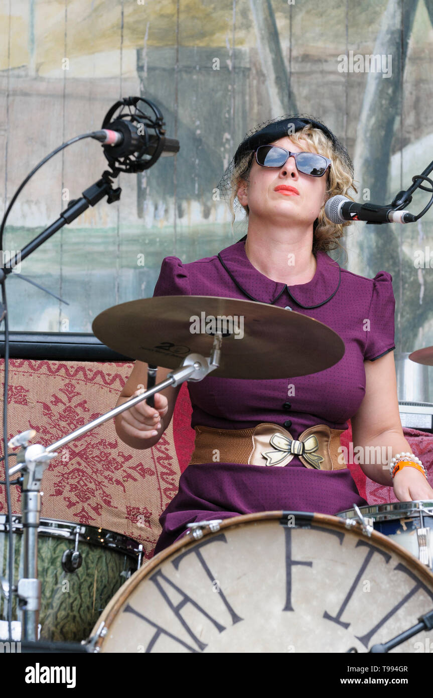 Cara Robinson eseguendo con HAT FITZ & CARA ROBINSON, all'Larmer Tree Festival, UK. Luglio 19, 2014 Foto Stock