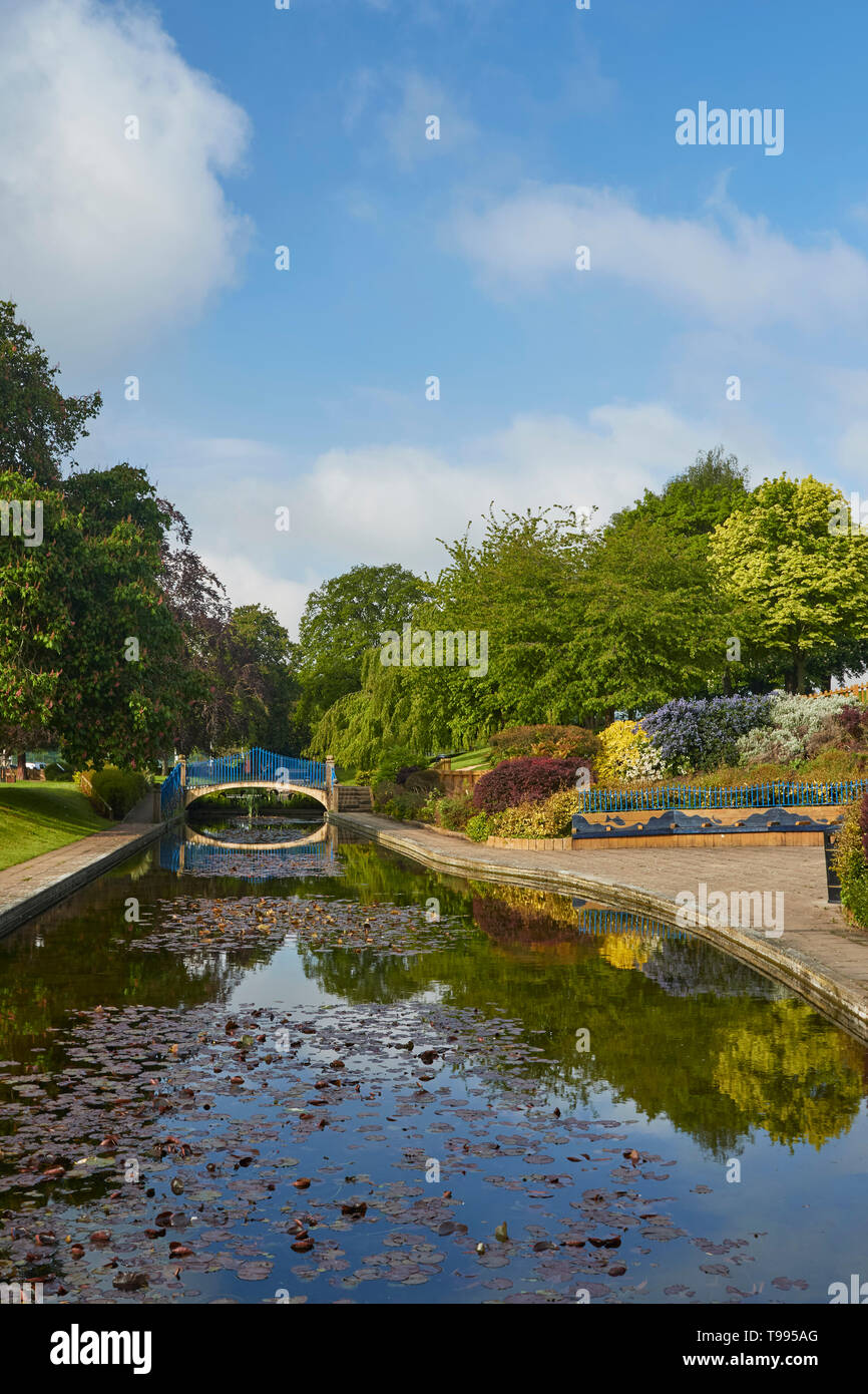 Blue bridge over Abbey Park Lake a Evesham, England, Regno Unito, Europa Foto Stock