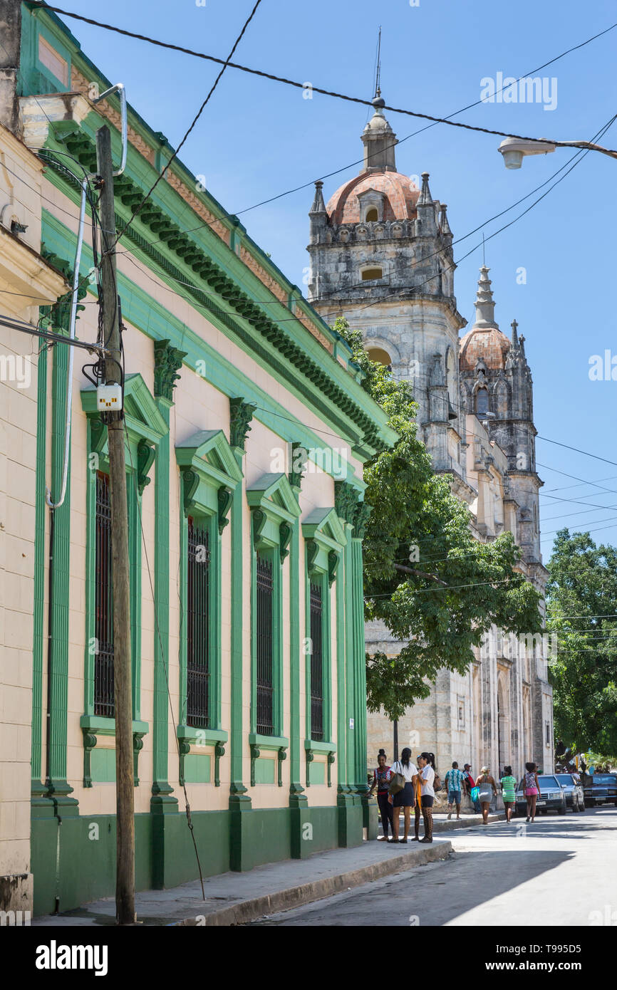 Scena di strada, edifici storici e la Catedral de San Carlos Borromeo nella cattedrale di Matanzas, Cuba Foto Stock