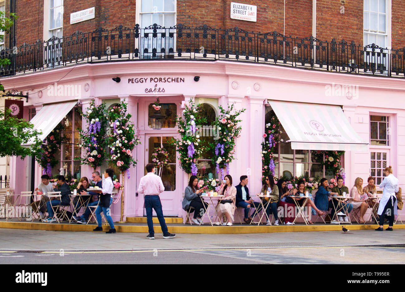I clienti al di fuori di sitty Peggy Porchen Cake Shop di Belgravia a Londra. Foto Stock