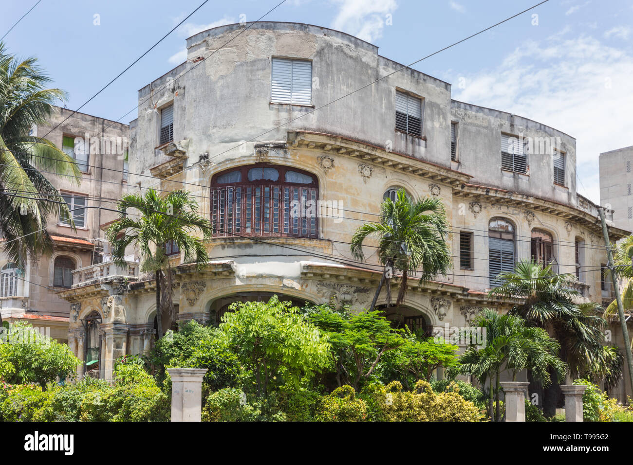 La facciata esterna del palazzo coloniale, edificio storico di architettura residenziale nel quartiere Vedado, Havana, Cuba Foto Stock