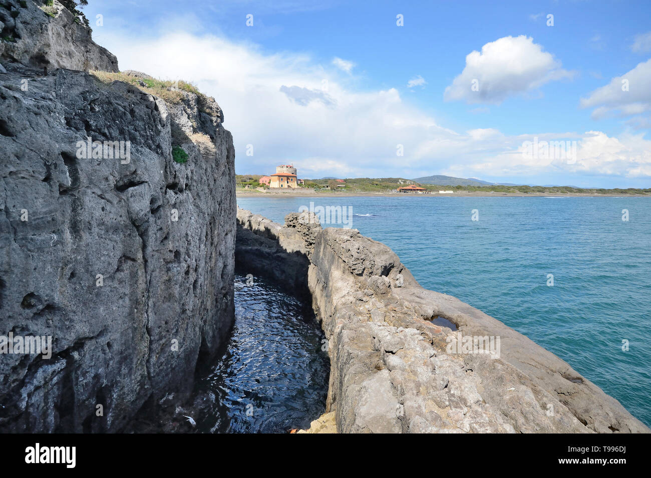 La sezione di Tagliata Etrusca nei pressi di Ansedonia bay,Toscana, un magnifico lavoro di ingegneria idraulica romana, per evitare l'insabbiamento del porto di Cosa Foto Stock