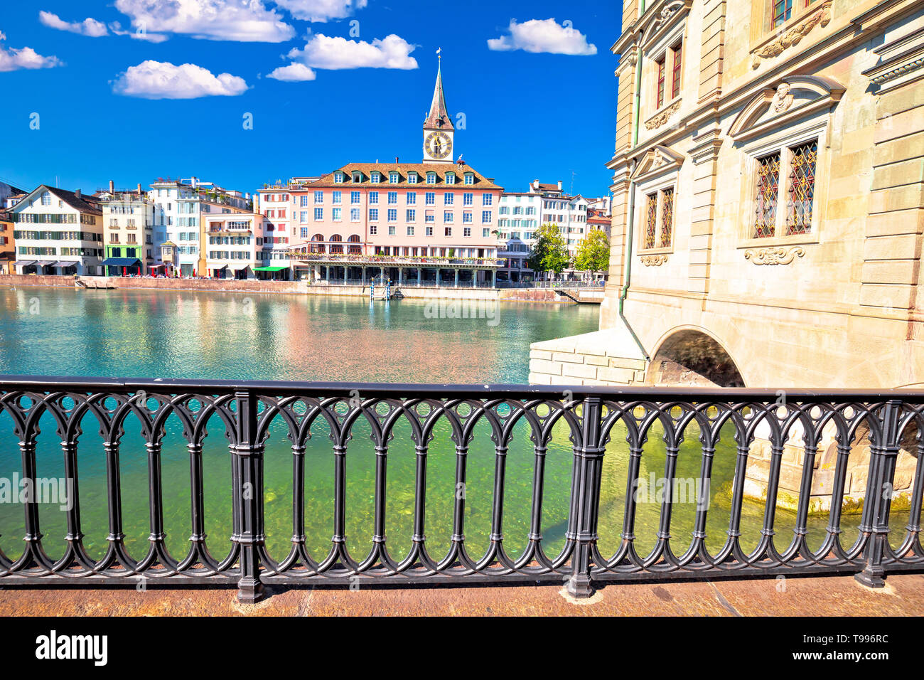 Zurigo Limmat waterfront e vista punti di riferimento, la più grande città della Svizzera Foto Stock