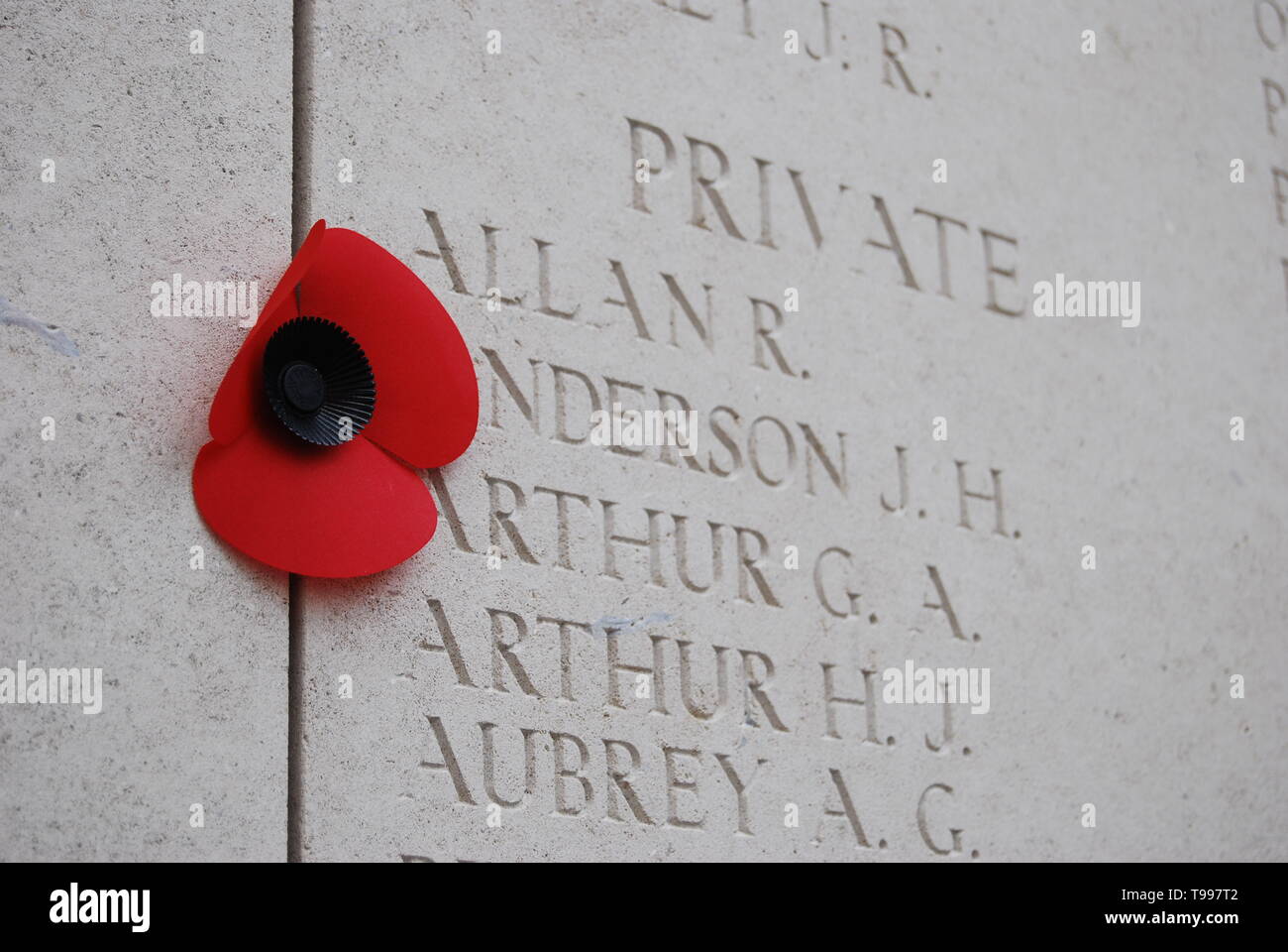 Nomi dei dispersi sulle mura della porta Menin a Ypres, Belgio Foto Stock