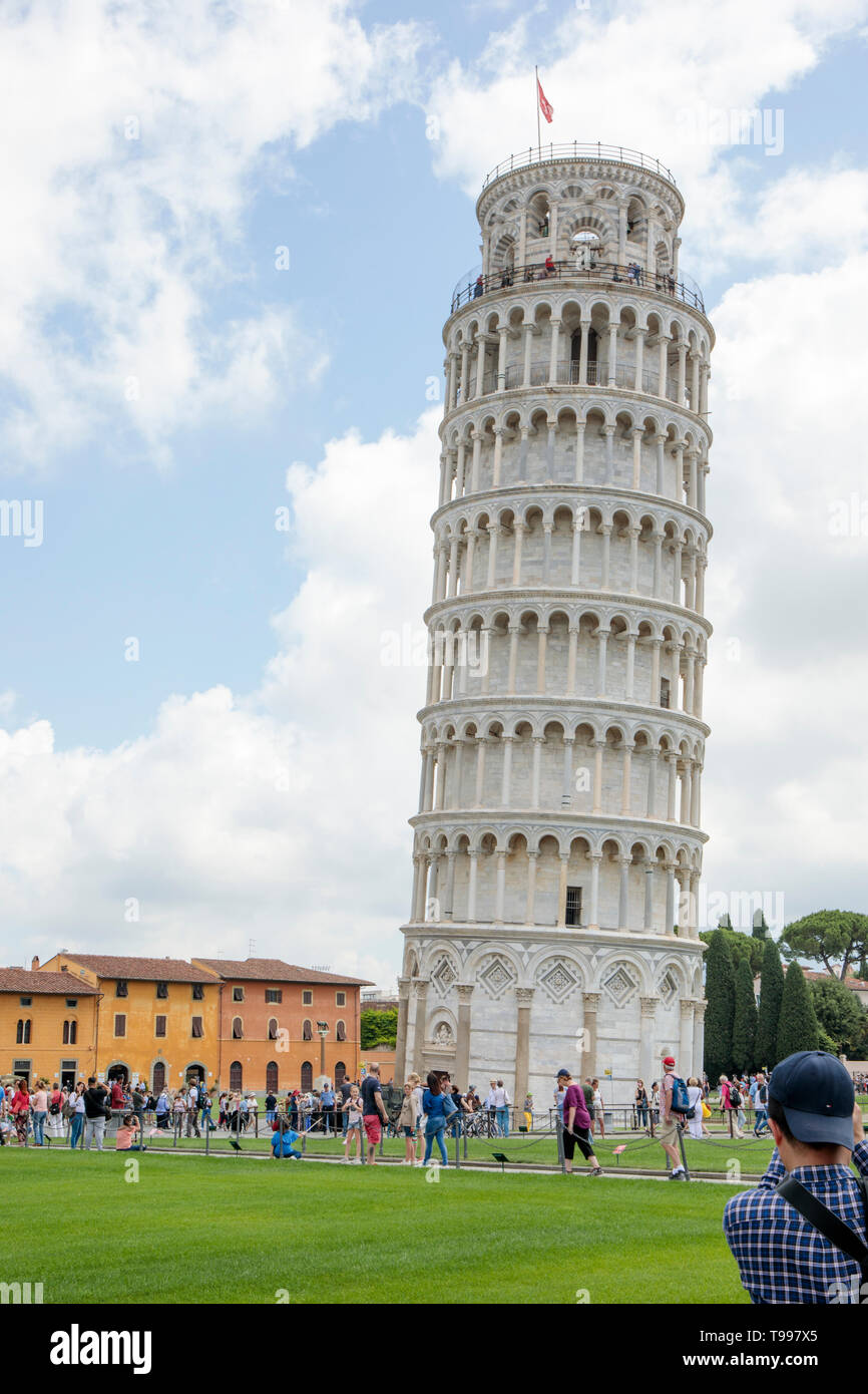 I turisti intorno alla torre pendente di Pisa Foto Stock