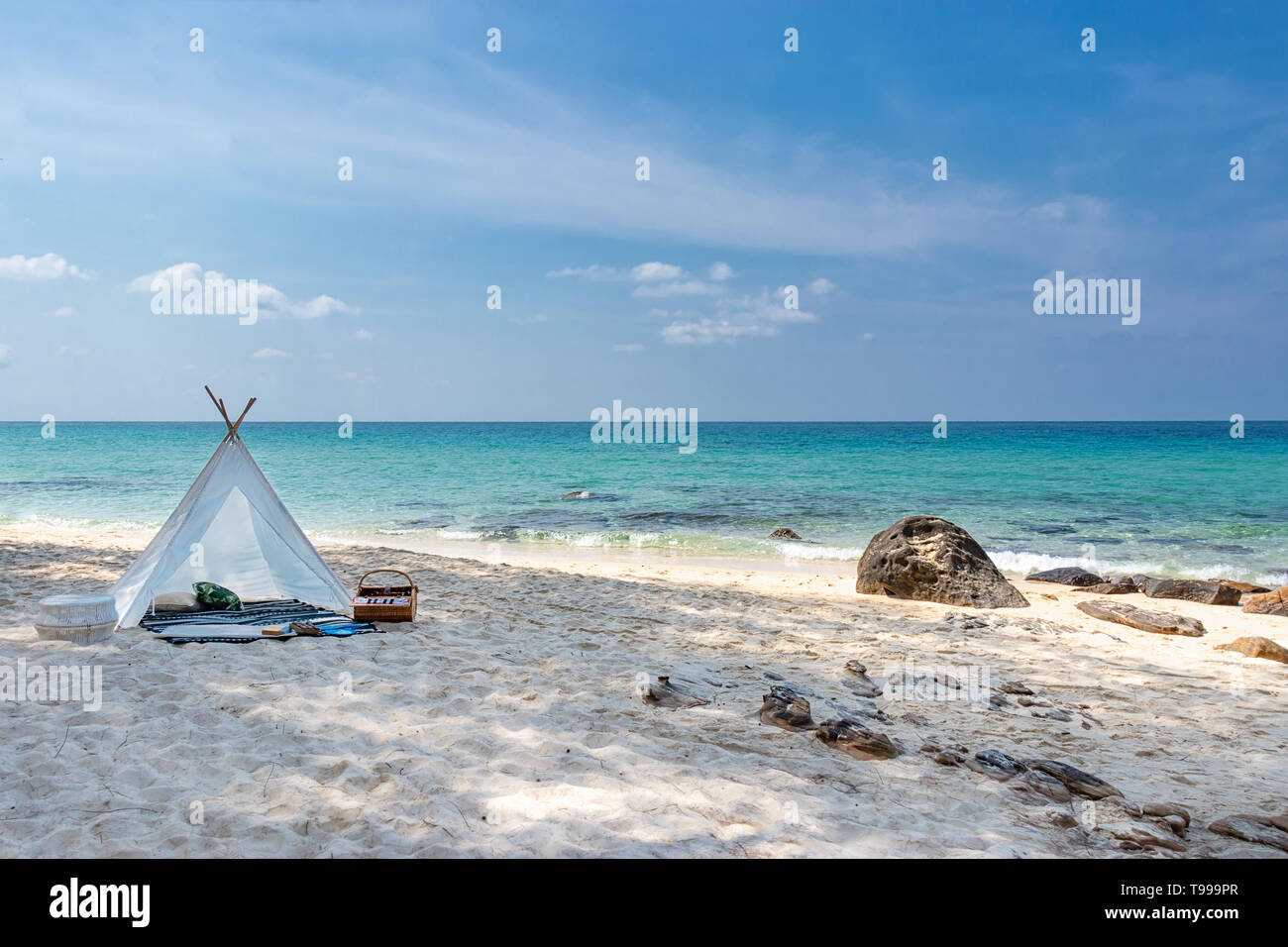 Romantico bianco tenda picnic sulla spiaggia di sabbia bianca con acqua cristallina e cielo blu a sfondo Foto Stock