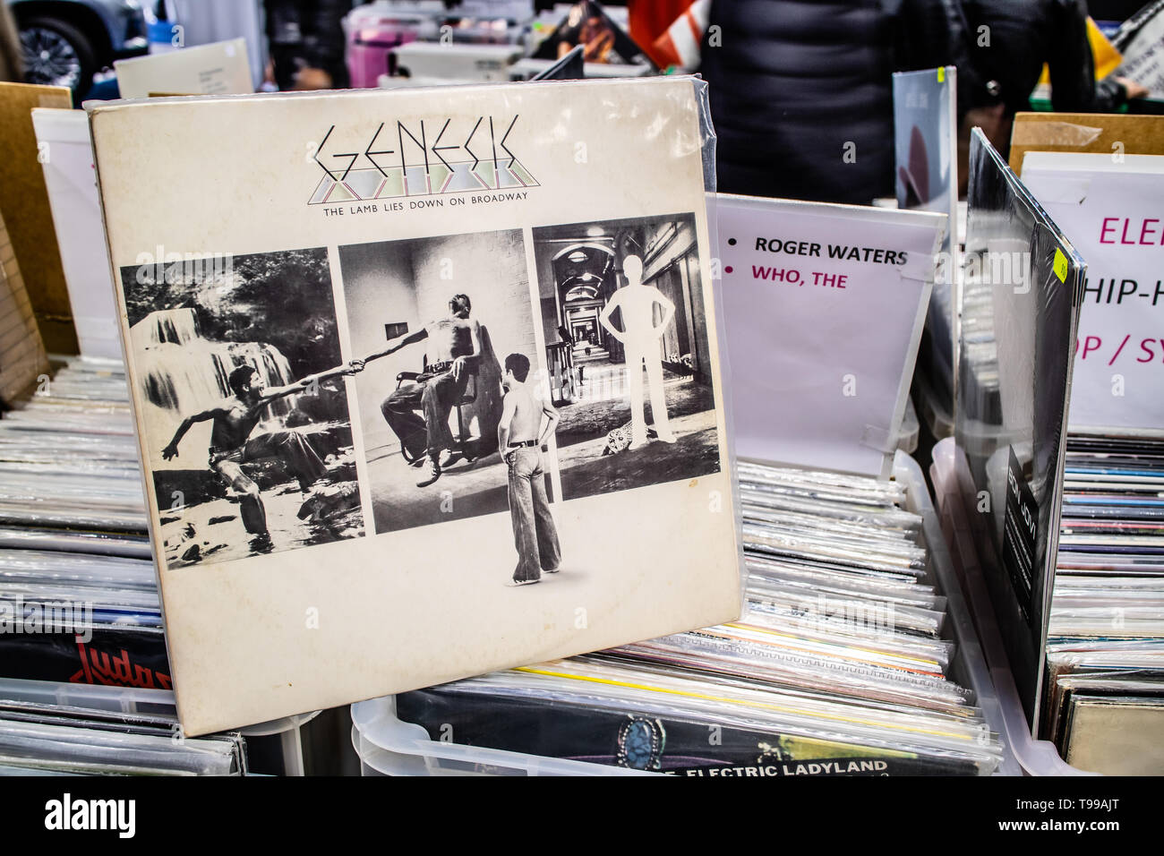 Nadarzyn, Polonia, 11 Maggio 2019: Genesi album in vinile sul display per la vendita, vinile, LP, Album Pop Rock, inglese rock band, collezione di vinili nel retro Foto Stock