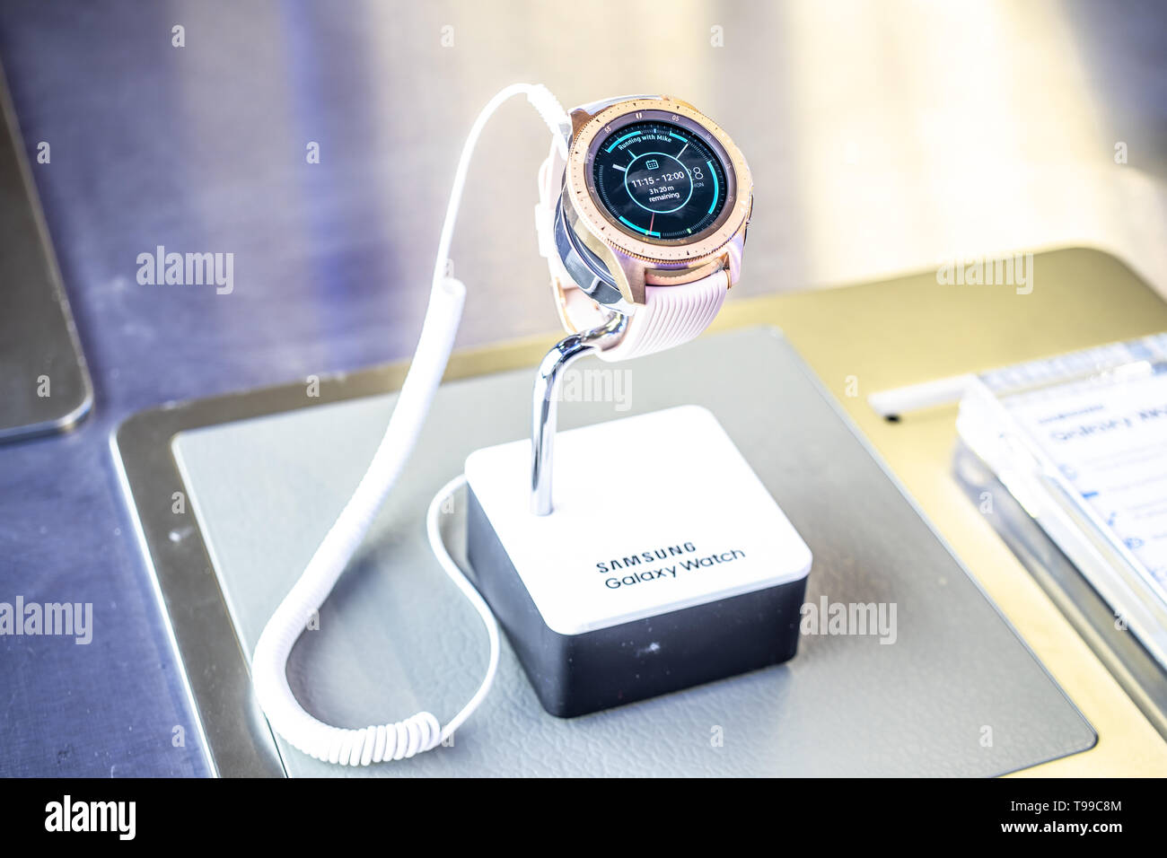 Nadarzyn, Polonia, 10 Maggio 2019: Samsung Galaxy Watch smartwatch sul display, a Samsung padiglione espositivo showroom, stand a Varsavia Electronics Show Foto Stock