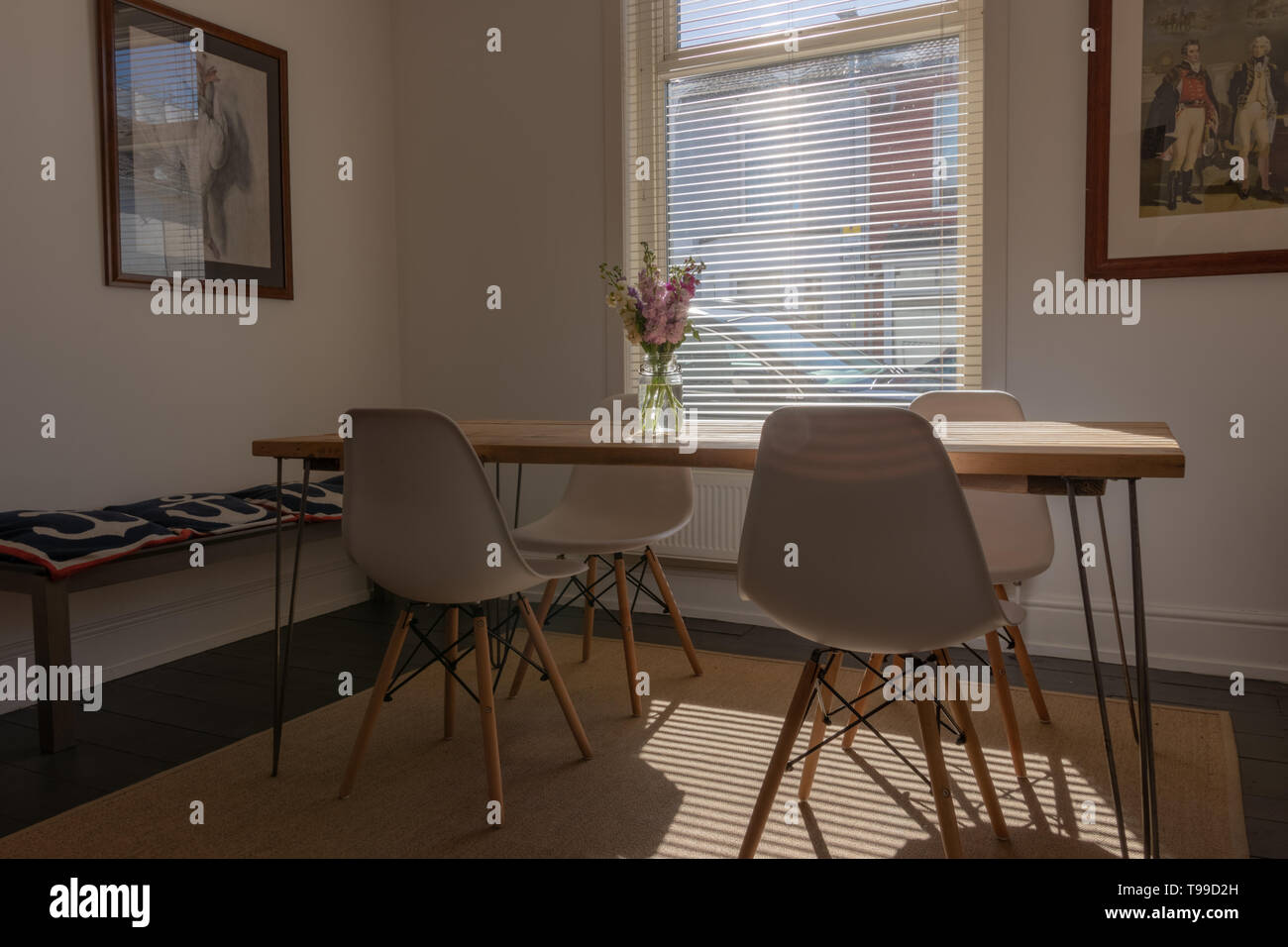 Una sala moderna e con la luce che fluisce nella camera Foto Stock