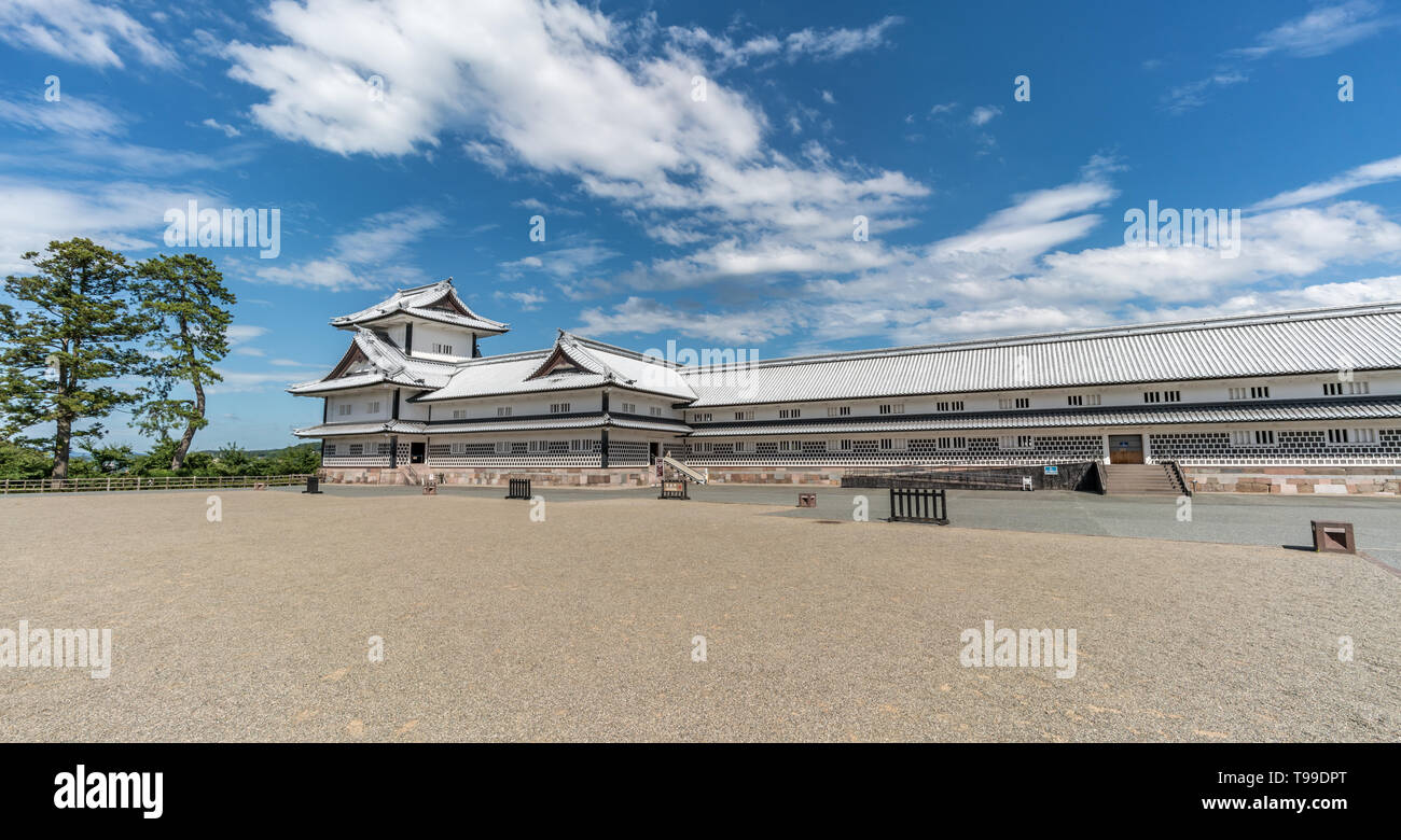 Kanazawa, Ishikawa, Giappone - 21 Agosto 2018 : Castello di Kanazawa. Nagaya Gojikken magazzino a due livelli, multi-sided torretta. Hishi Yagura torre di avvistamento. Blue Foto Stock