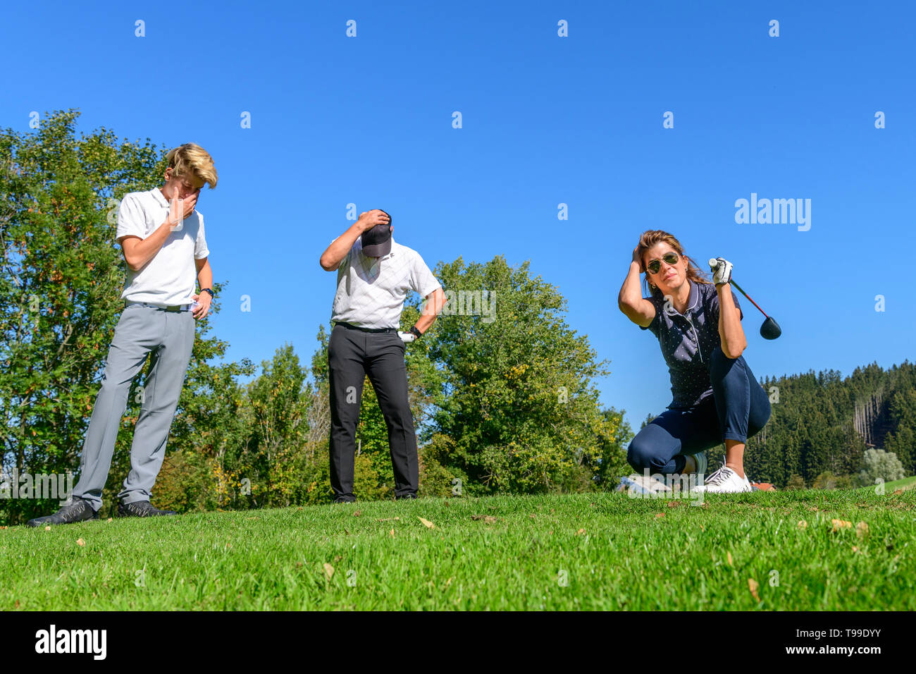 Feamle giocatore di golf è addolorato circa mishit dal raccordo a T Foto Stock