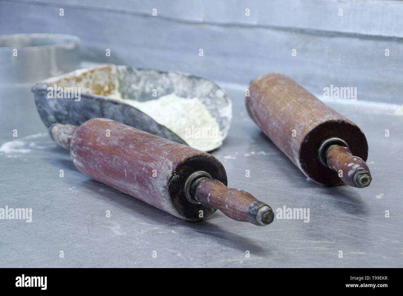 Farina e rulli sul tavolo. Preparazione di pasta al forno. Professional faktory. Foto Stock