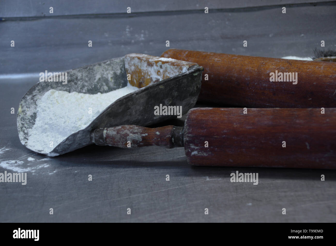 Farina e rulli sul tavolo. Preparazione di pasta al forno. Professional faktory. Foto Stock