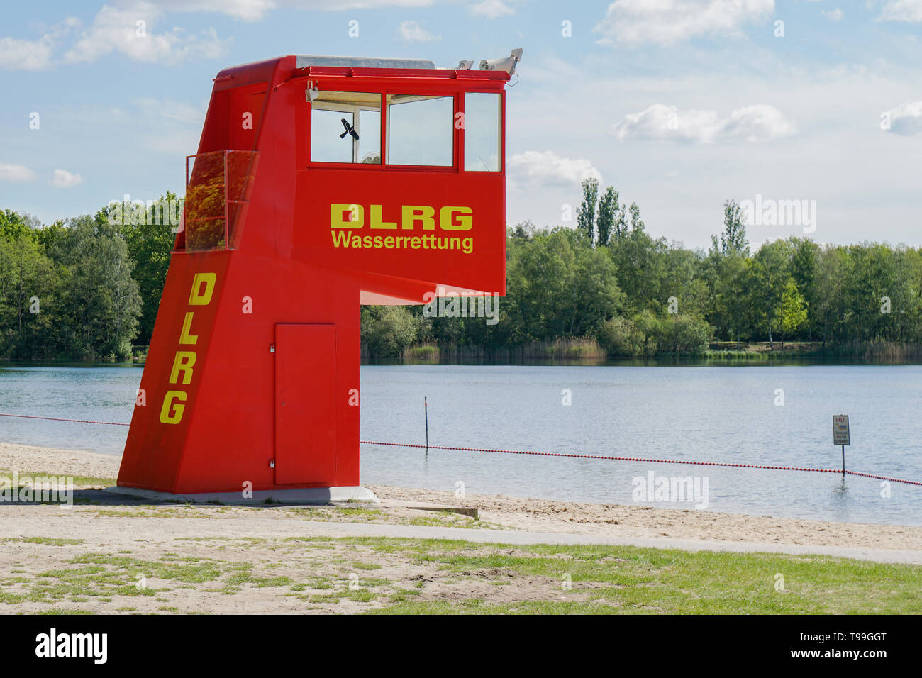 Langenhagen, Germania - 15 Maggio 2019: stazione bagnino o tower by DLRG, il che si traduce in tedesco per salvare la vita di associazione, al lago balneare Silbersee. Foto Stock