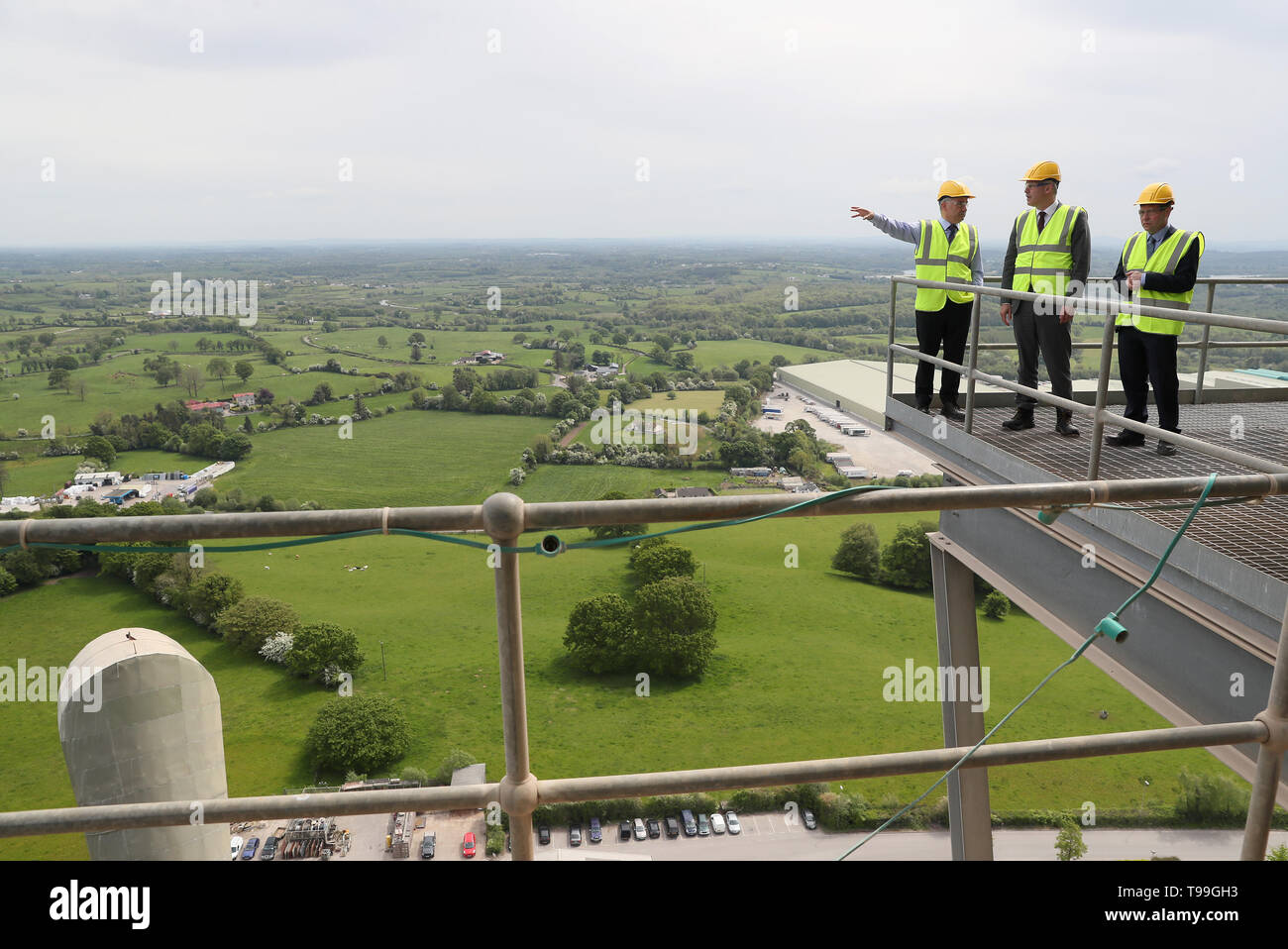 Segretario Brexit Stephen Barclay (al centro) con Liam McCaffrey, CEO di Quinn Partecipazioni Industriali (sinistra) e Kevin Lunney, Operations Director, durante una visita a Quinn cementificio in Co. Cavan, dove la linea di confine tra la Repubblica di Irlanda e Irlanda del Nord i tagli attraverso il centro della società operazioni. Foto Stock Segretario Brexit Stephen Barclay (al centro) con Liam McCaffrey, CEO di Quinn Partecipazioni Industriali (sinistra) e Kevin Lunney, Operations Director, durante una visita a Quinn cementificio in Co. Cavan, dove la linea di confine tra la Repubblica di Irlanda e Irlanda del Nord i tagli attraverso il centro della società operazioni. Foto Stock
