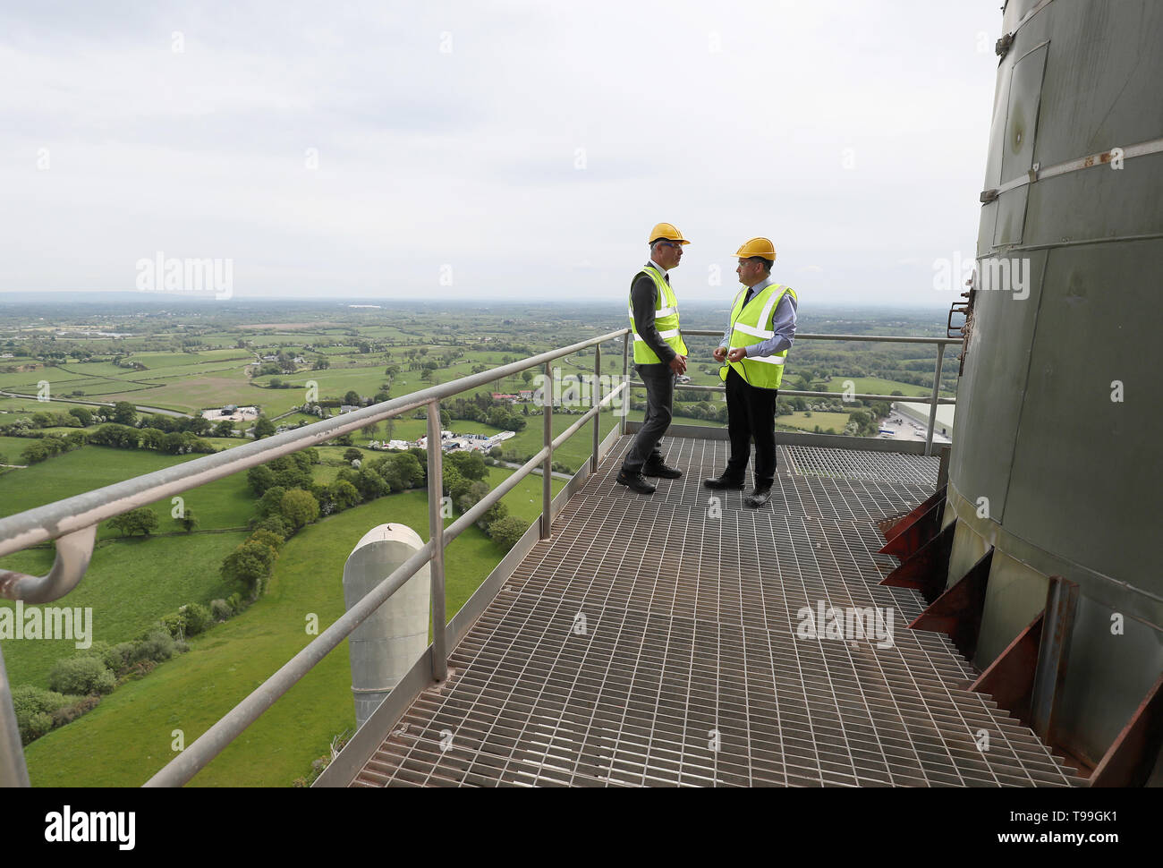 Segretario Brexit Stephen Barclay (sinistra) con Liam McCaffrey, CEO di Quinn Partecipazioni industriali, durante una visita a Quinn cementificio in Co. Cavan, dove la linea di confine tra la Repubblica di Irlanda e Irlanda del Nord i tagli attraverso il centro della società operazioni. Foto Stock Segretario Brexit Stephen Barclay (sinistra) con Liam McCaffrey, CEO di Quinn Partecipazioni industriali, durante una visita a Quinn cementificio in Co. Cavan, dove la linea di confine tra la Repubblica di Irlanda e Irlanda del Nord i tagli attraverso il centro della società operazioni. Foto Stock