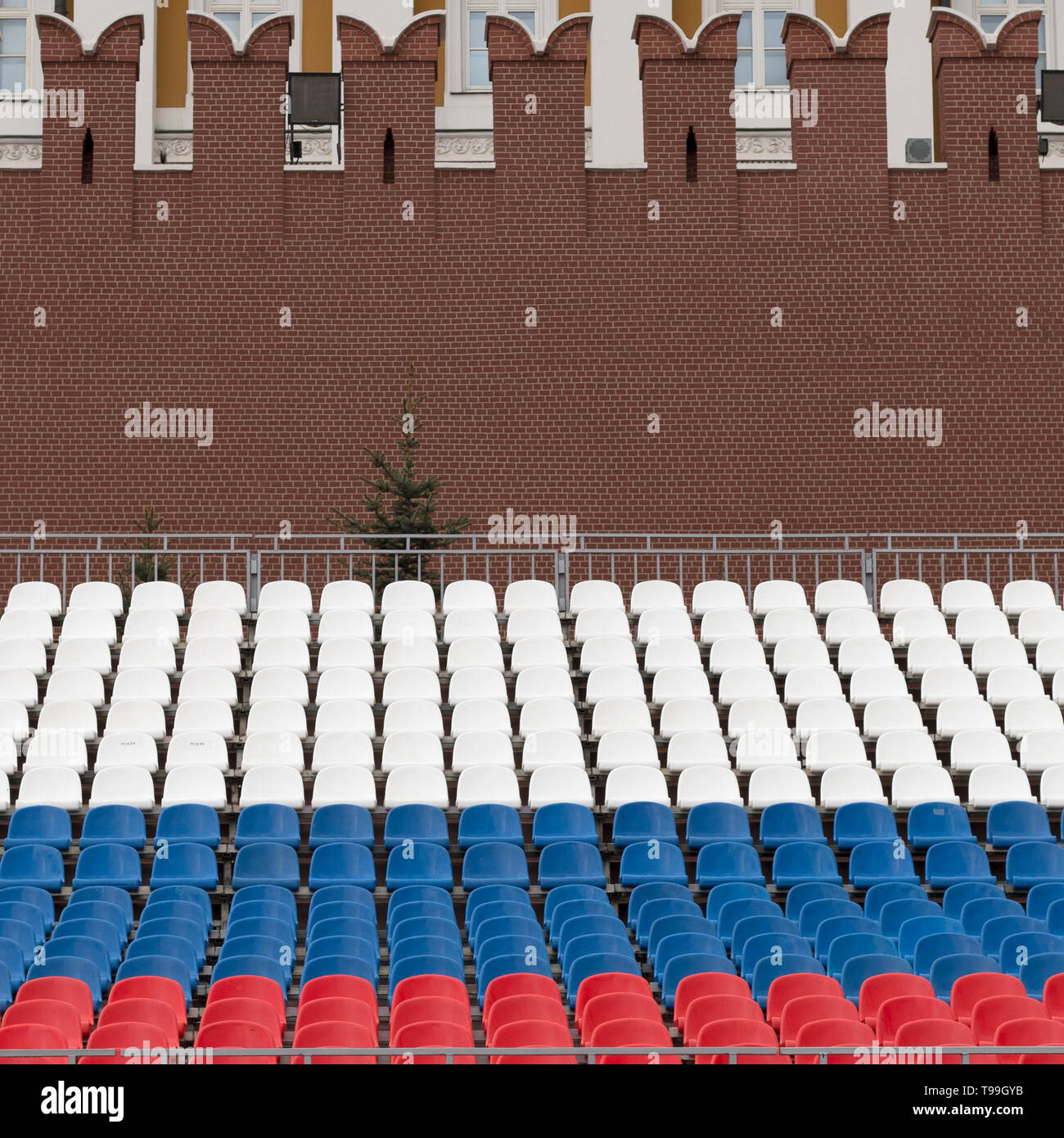 File di sedili con i colori della bandiera russa sulla Piazza Rossa di Mosca. Preparati per la vittoria di hosting parade. Immagine quadrata Foto Stock