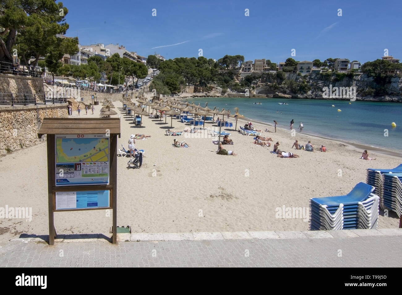 PORTO CRISTO, MALLORCA, Spagna - 16 Maggio 2019: spiaggia sabbiosa con persone in una giornata di sole su 16 Maggio 2019 in Porto Cristo, Mallorca, Spagna. Foto Stock