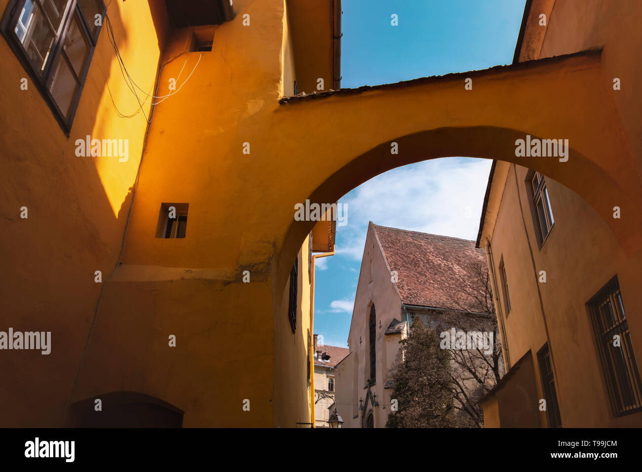 Esterno della chiesa del monastero domenicano in Sighisoara, osservato attraverso il portone di casa dove Vlad Tepes presumibilmente era nato. Foto Stock