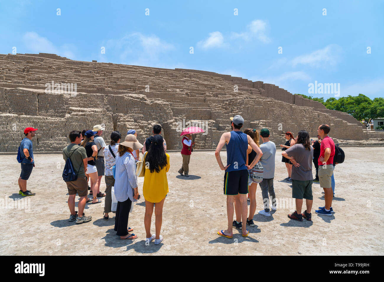 Huaca Pucllana, Lima. I visitatori in un tour guidato delle rovine di Huaca Pucllana, una piramide di adobe che risale circa al 400 D.C. Miraflores Lima, Perù Foto Stock
