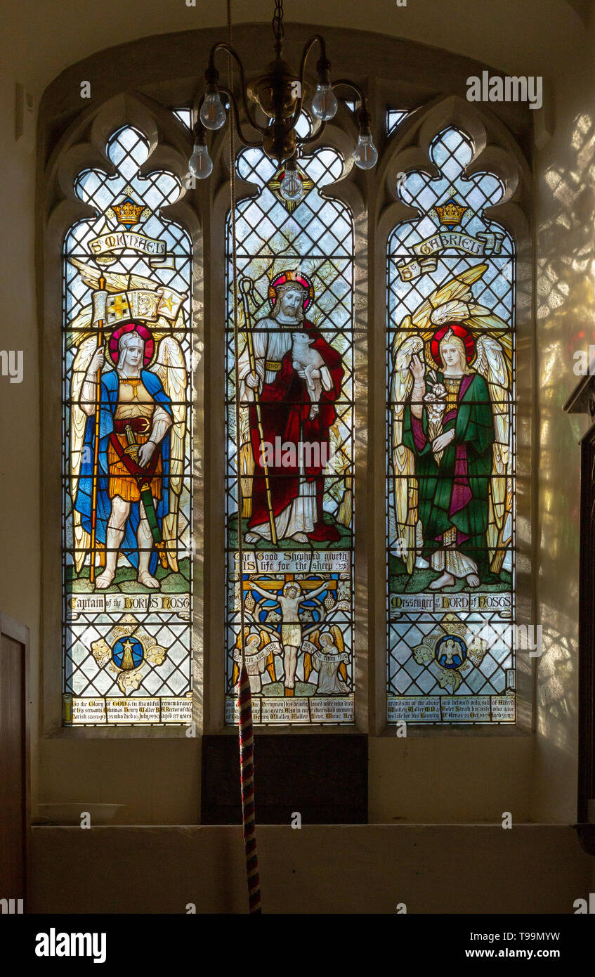 Vetrata di Saint Michael, Gesù Cristo, San Gabriel a Waldringfield chiesa, Suffolk, Inghilterra, Regno Unito c 1917 da Powell Foto Stock
