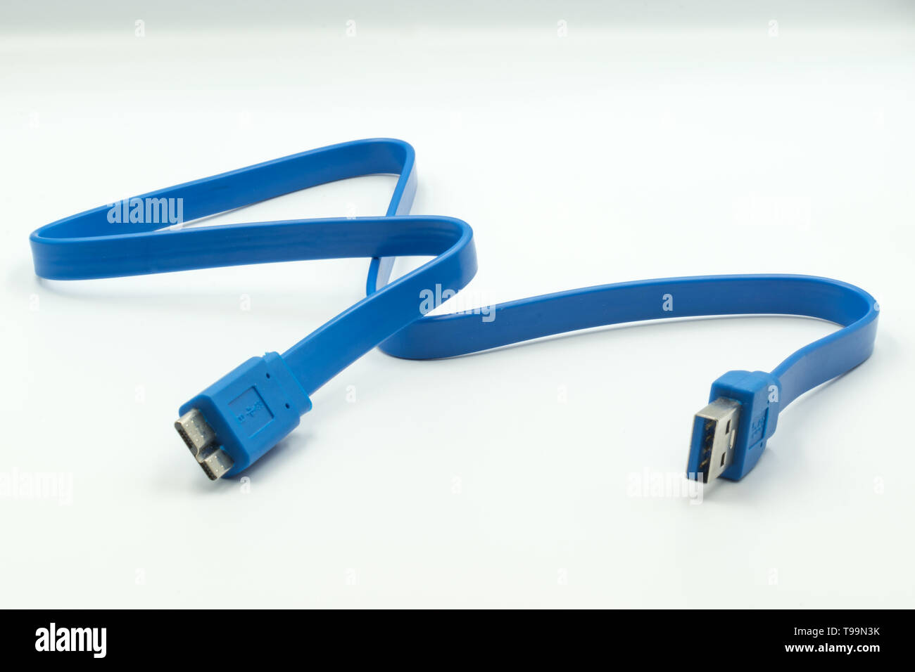 Questa è una cattura di un USB blu 3 cavo viene scattata la foto con uno sfondo bianco e una luce di studio Foto Stock