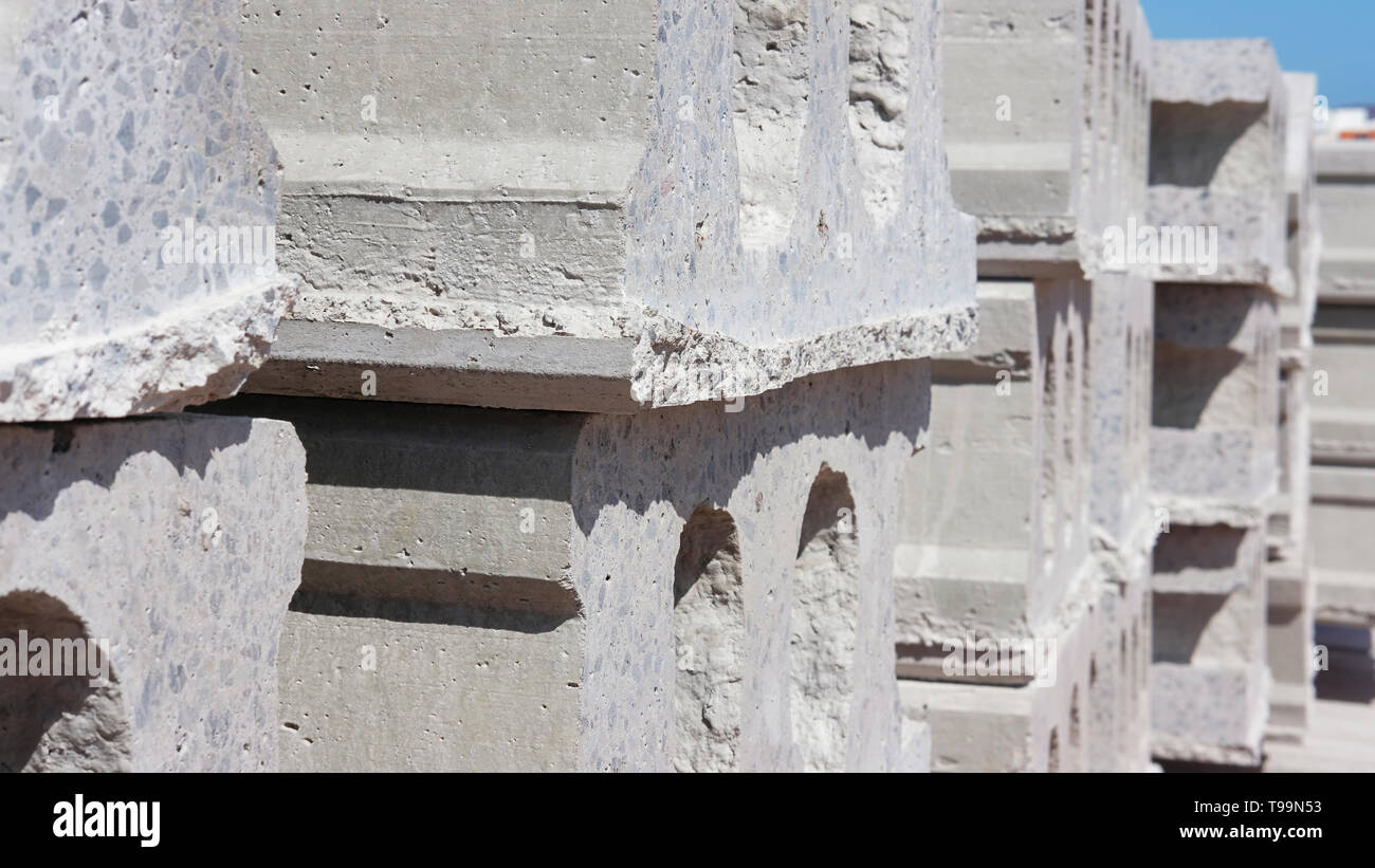 Prefabbricati in cemento in base blocchi, lastre in calcestruzzo o cava di blocchi in calcestruzzo, una delle materie prime utilizzate per le strade o Costruzione casa Foto Stock