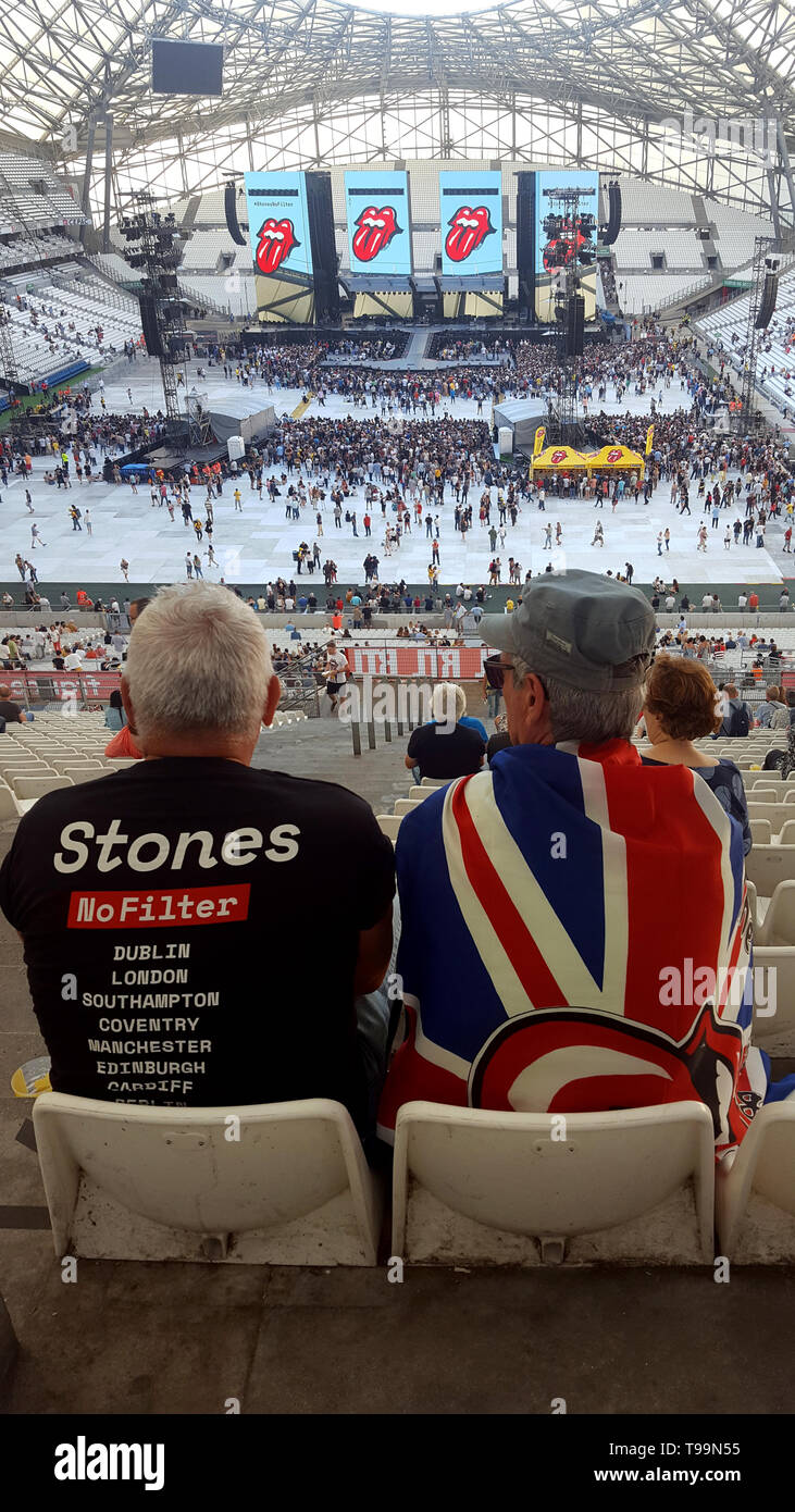 Rolling Stones Rock gli appassionati di musica, uno drappeggiati con la Union Jack Flag, attendere l'inizio di un concerto dei Rolling Stones durante il leggendario gruppo di nessun filtro Tour in Velodrome Stadium di Marsiglia (26 giugno 2018) Foto Stock