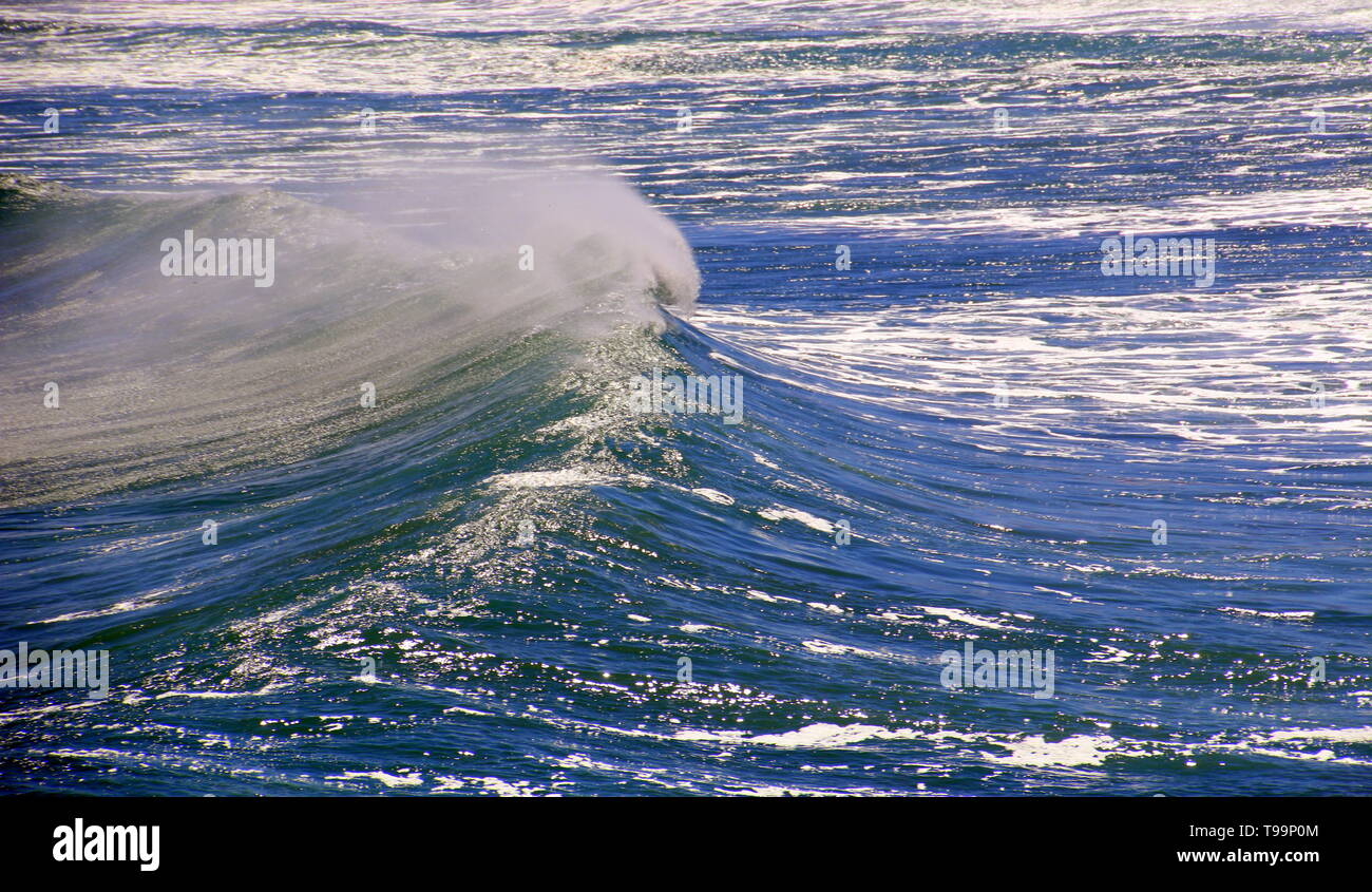 Bel big blue wave per rompere il lato destro con spray bianco Foto Stock