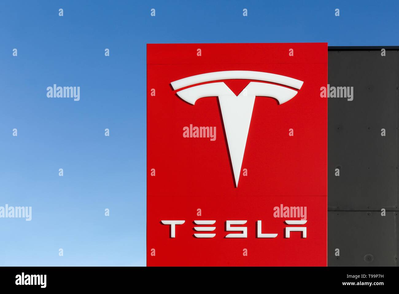 Aarhus, Danimarca - 14 Febbraio 2016: Segno di Tesla auto su un edificio di una concessionaria. Tesla è un American automotive e energia società di storage Foto Stock