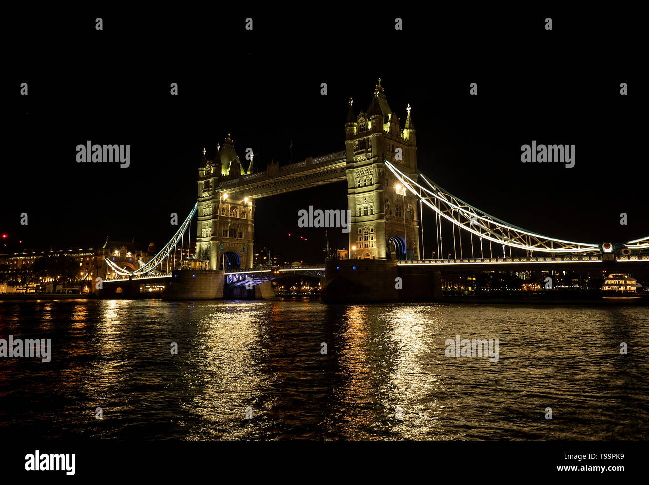 Paesaggio di Londra sul Tamigi nella notte Foto Stock