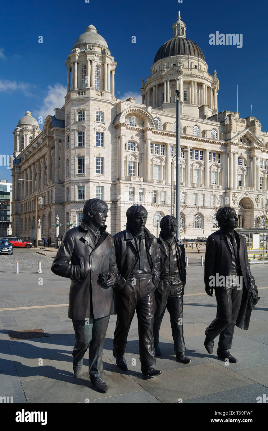 UK,Liverpool, statue dei Beatles e il porto di Liverpool Building Foto Stock