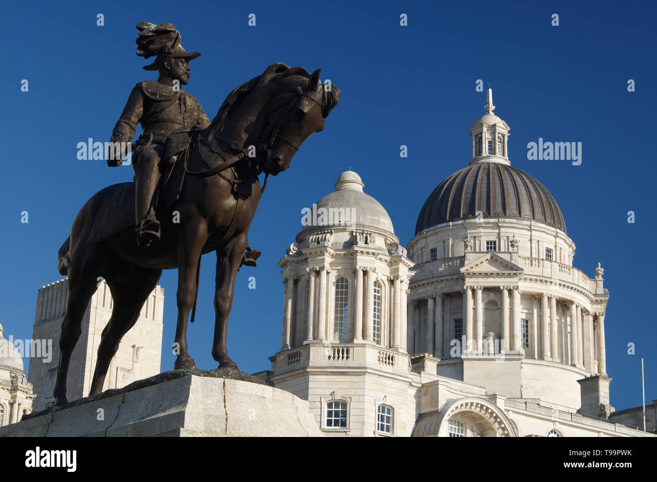 UK,Liverpool,Re Edoardo VII statua e il porto di Liverpool Building Foto Stock