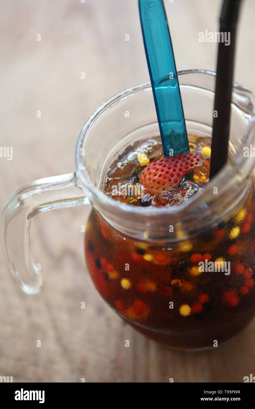 Mescolare il succo di frutti di bosco Foto Stock